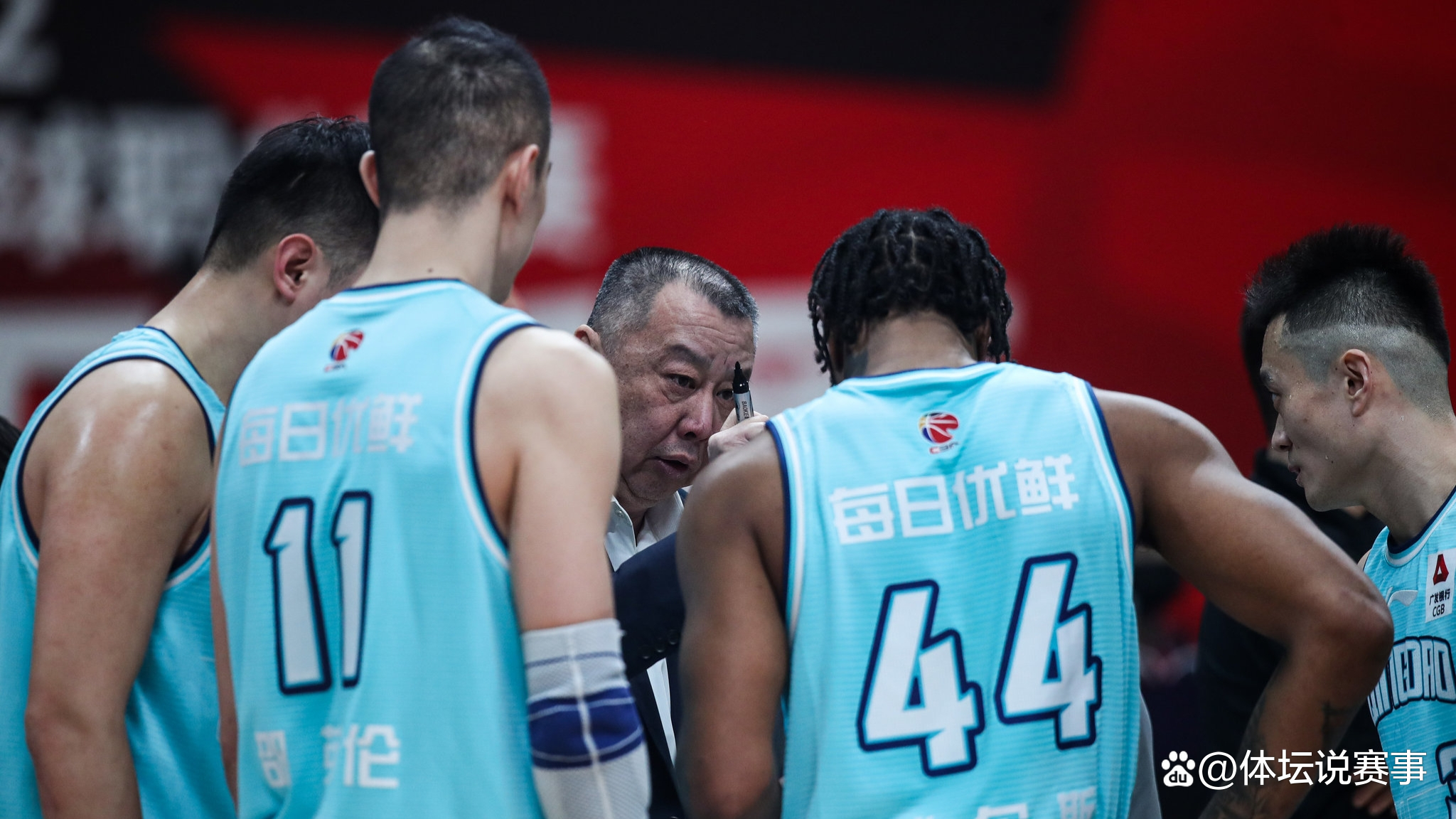今晨德甲焦点战，广厦男篮完成体检，球迷炸锅，赛程密集仍需轮换(李永波为什么被国家队开除)